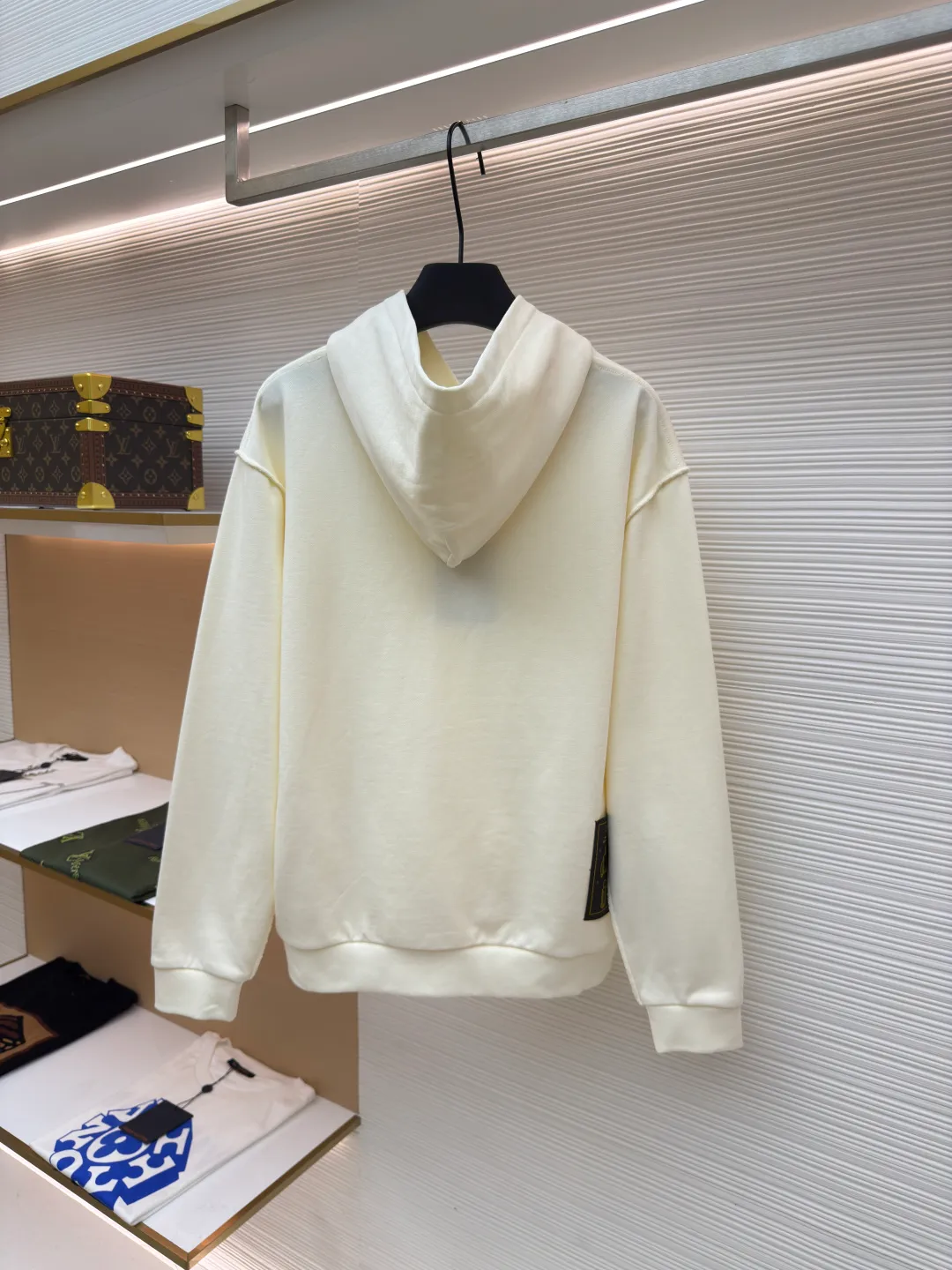 LOUIS VUITTON solid color pullover hoodie long-sleeved sweatshirt ●Authentic product: purchased and developed by 7899 ●Item number: 1680507-A60 ●Fabric: fleece sweatshirt fabric ●Technology: spliced ​​and recycled ●Version: fitted version ●Weight: about 630 grams ●Size: S-M-L-XL ●Description: Trendy brand double-strand 360g fleece sweatshirt material. 2*2 trendy brand thread 400g, machine-made hardware, splicing and return, fabric fermentation washing, customized 1:1 hardware, customized 1:1 trademark. The overall wiring is straight and delicate, the fabric is comfortable and soft, and the color is consistent without color difference. It can be matched with the same style to create a fashionable look and control various occasions. Customized accessories, complete with three standards, same style for men and women!